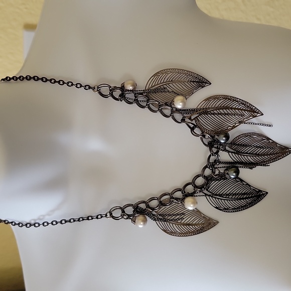 Bib Dangle Leaves Faux Pearls Necklace 22 Inches And Gun Metal Studs Adjustable - Picture 3 of 11
